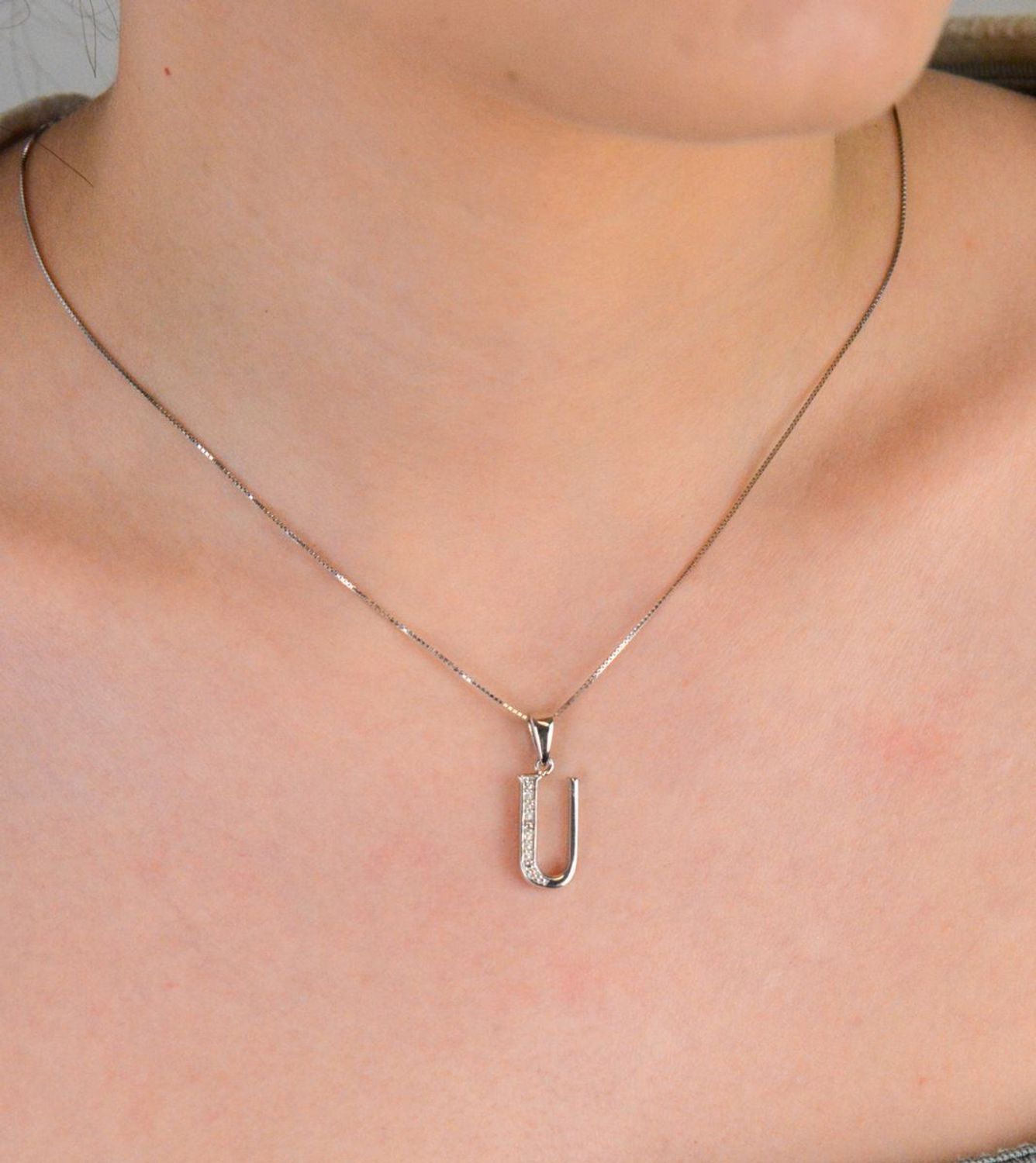 Zawieszka srebrna literka U zdobiona cyrkoniami próba 925, AP012-1795 U Zawieszka w kształcie literki U, wykonana ze srebra próby 925, to doskonały wybór dla tych, którzy pragną połączyć 1.jpg